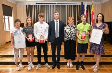 Naj učenci oš center z ravnateljico in županom